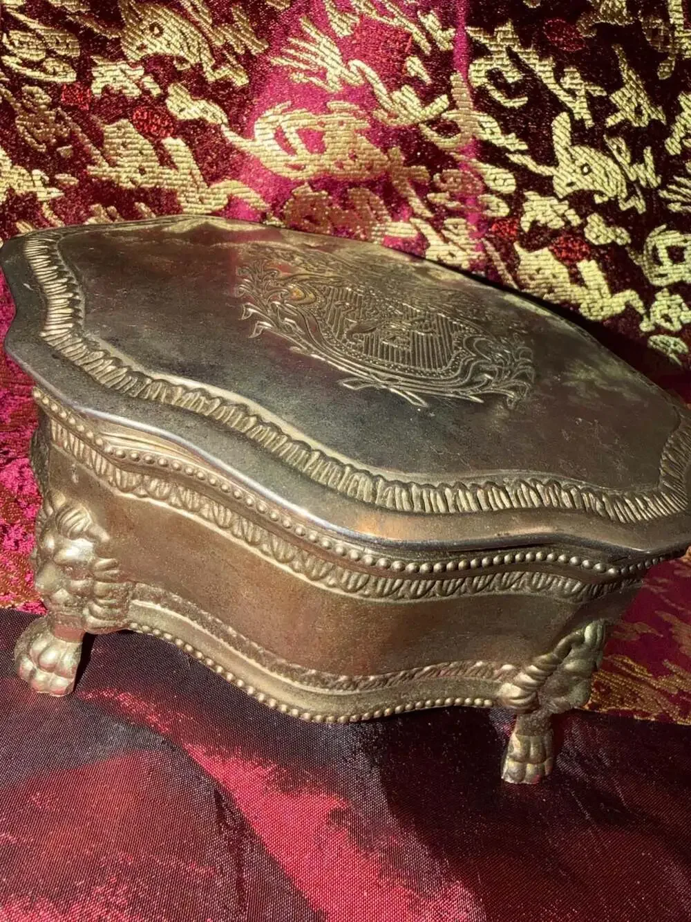 Vtg International Silver Co. Lion Head Paw Footed Silver Plated Jewelry Box